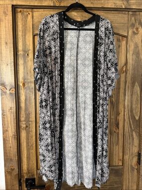 torrid Black and White Paisley Kimono